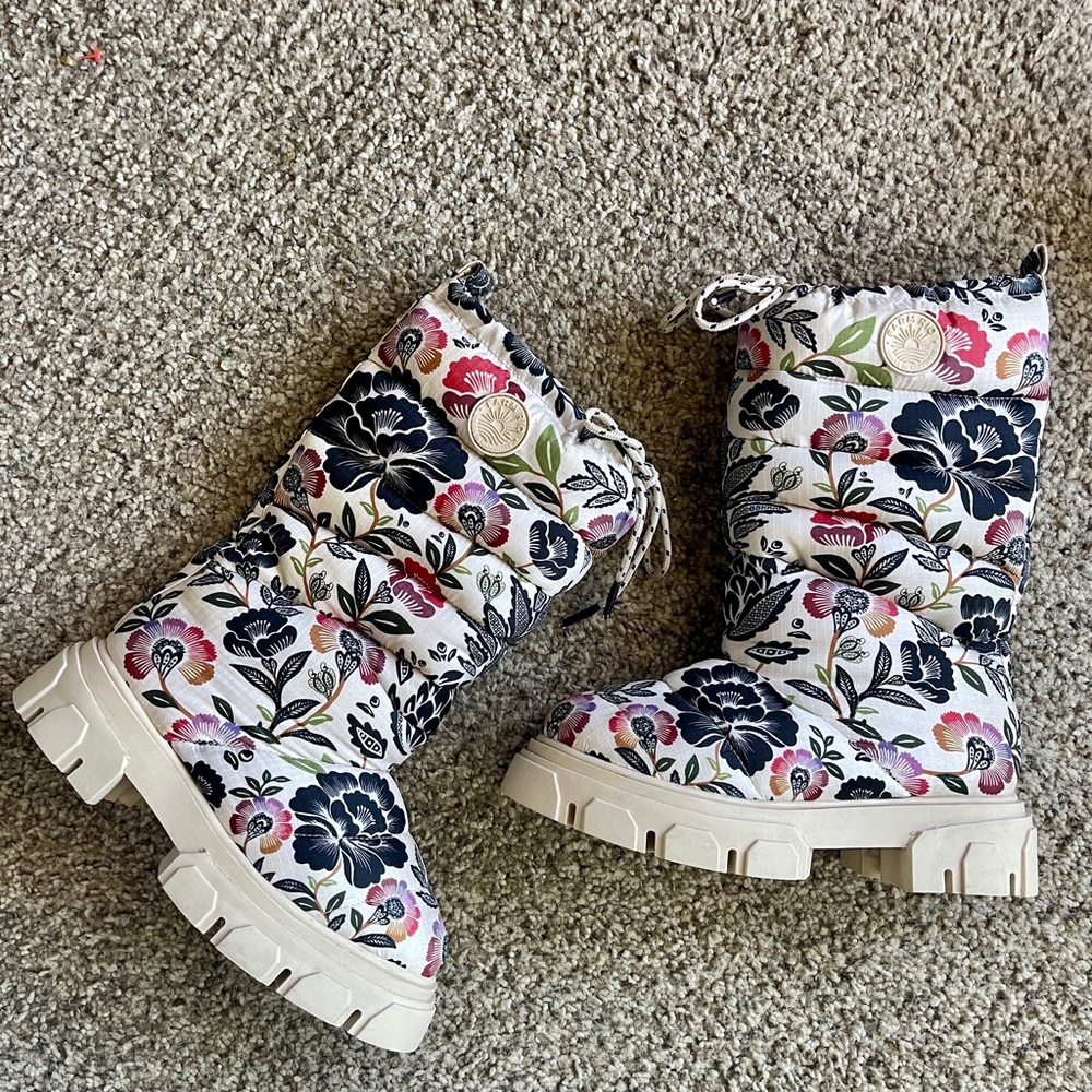 NWOT Farm Rio Quilted Puffer Platform Boots